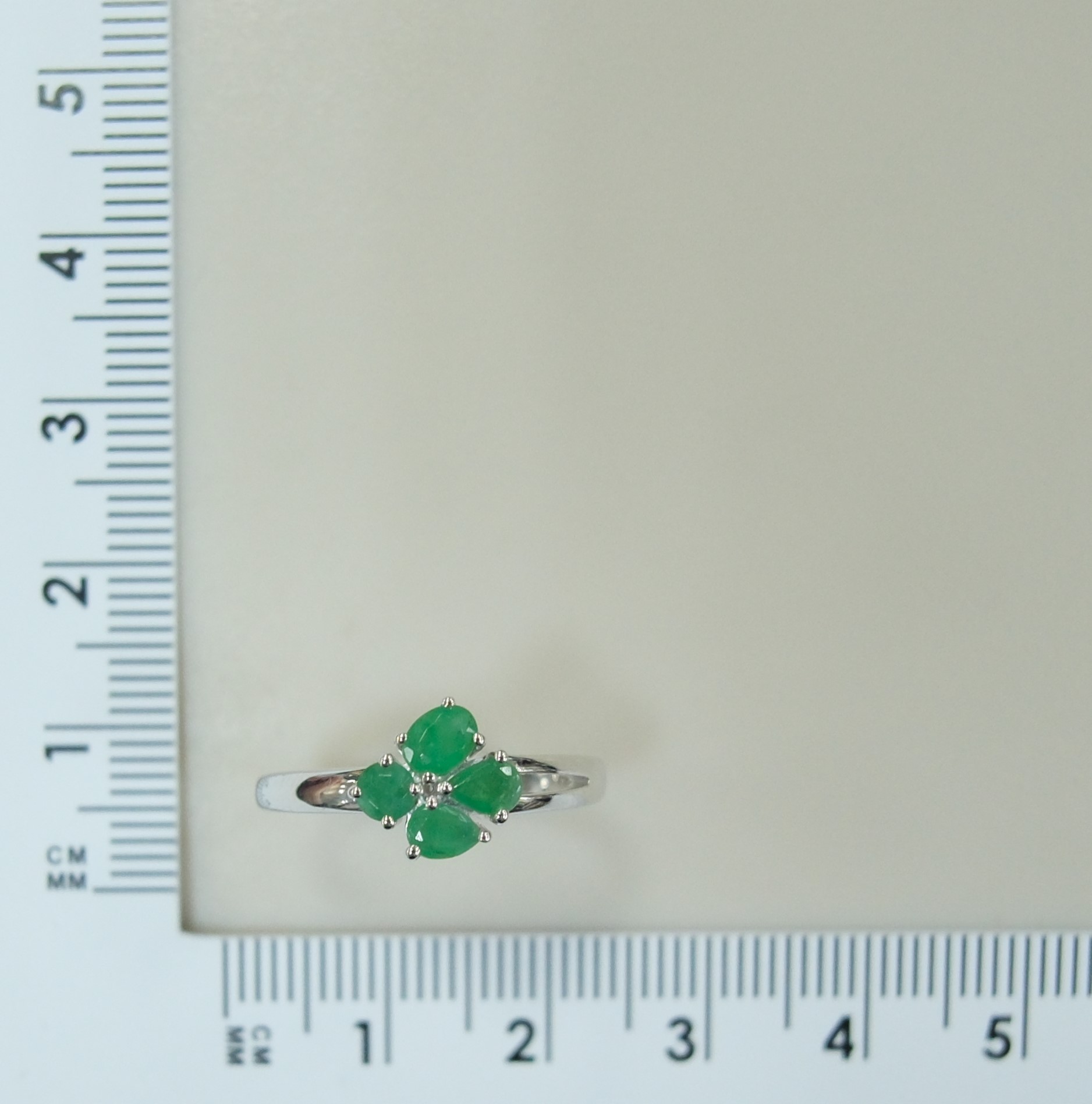 Серебряное кольцо с изумрудами "Цветок"